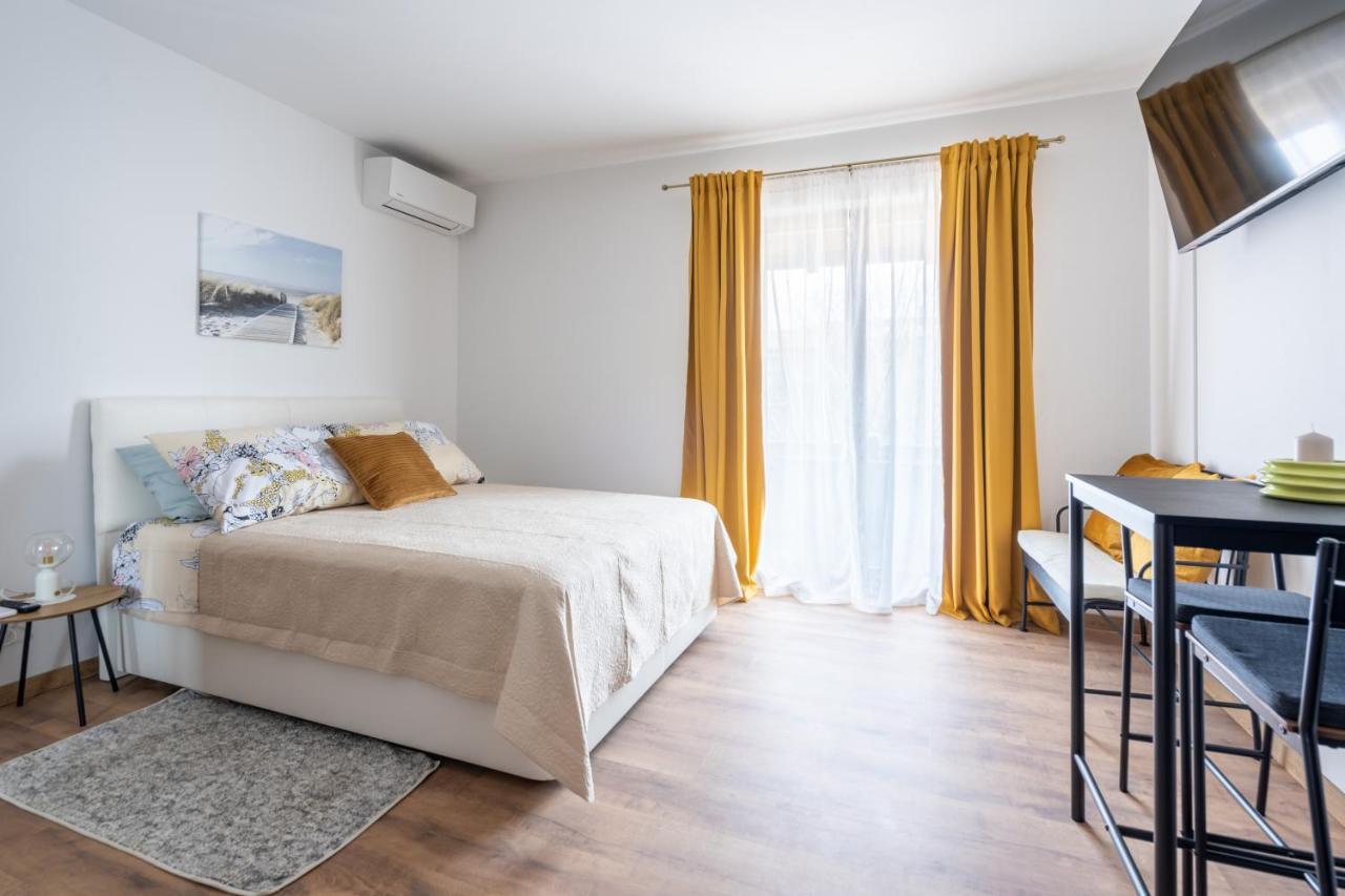 Alto 1 Studio Apartment Rovigno Esterno foto
